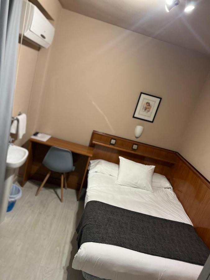Single Room Private External Bathroom